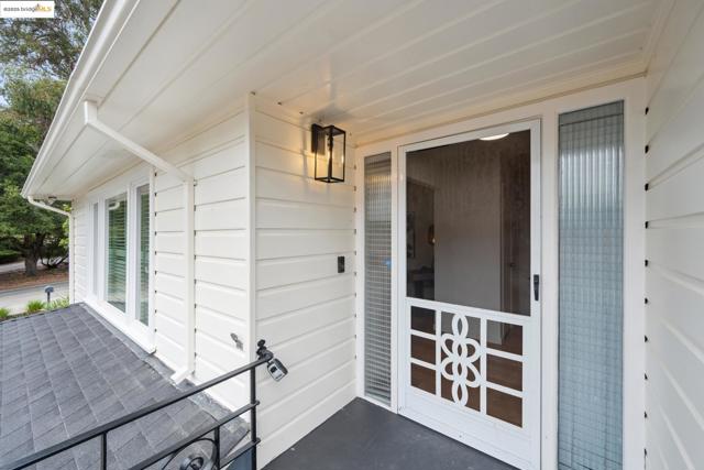 6141 Broadway Ter, Oakland CA: https://media.crmls.org/mediaz/f14a34f5-8901-48e0-9cbc-dbd1e7d90b84.jpg