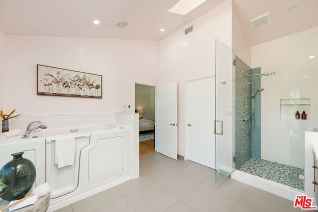 29417 Bluewater Road, Malibu CA: https://media.crmls.org/mediaz/f14a5358-a1b0-4605-8541-97437367cbbe.jpg