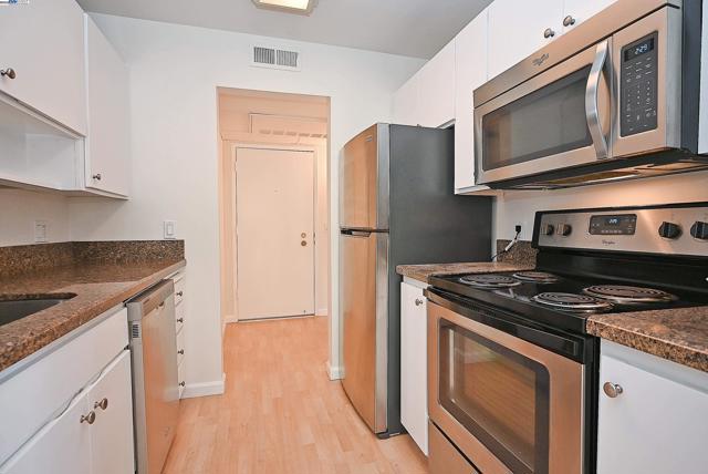 320 N Civic Dr, Walnut Creek CA: https://media.crmls.org/mediaz/f14a897a-db11-453d-8e2b-8ac427b35120.jpg