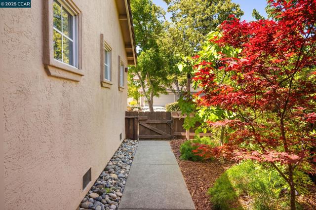 302 Columbia Cir, Benicia CA: https://media.crmls.org/mediaz/f14b8799-52e8-4075-8677-d6c16113e996.jpg
