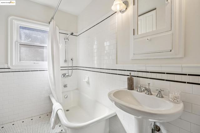 700 Longridge Rd, Oakland CA: https://media.crmls.org/mediaz/f14b9dd6-0b76-4b2f-8182-9489256a144c.jpg