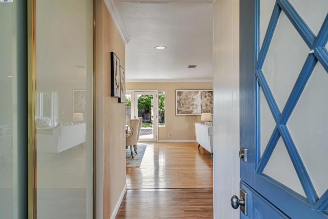 9694 Ashby way, San Ramon CA: https://media.crmls.org/mediaz/f14dba4c-541a-4a12-a531-6daf5f53457a.jpg