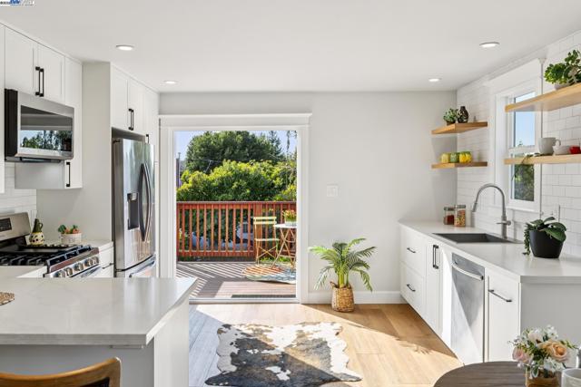 1525 Stanton St, Alameda CA: https://media.crmls.org/mediaz/f14e19f9-f439-4b70-95d3-218888cbeccc.jpg