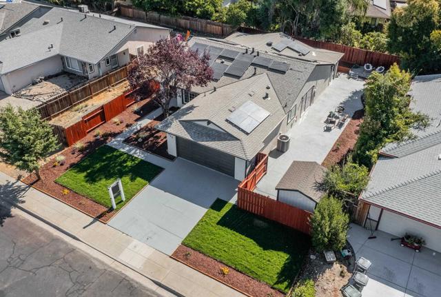 766 Joyce St, Livermore CA: https://media.crmls.org/mediaz/f150183c-291a-40bf-ad92-cf618cf15ee6.jpg