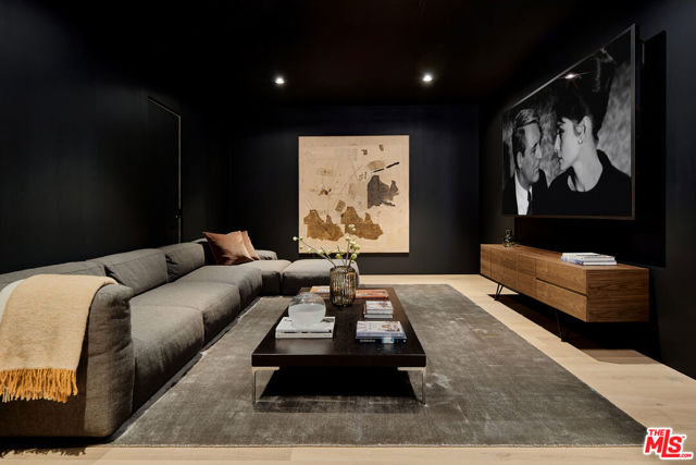 8899 Beverly Boulevard, West Hollywood CA: https://media.crmls.org/mediaz/f152d810-94b2-439f-858d-fed66c71a7a0.jpg