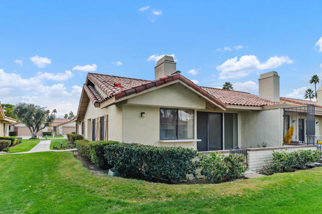 314 Sierra Madre S, Palm Desert CA: https://media.crmls.org/mediaz/f154c7da-22f0-4058-b210-094532fb1018.jpg