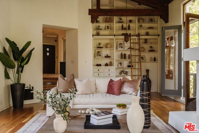 463 N Greencraig Road, Los Angeles CA: https://media.crmls.org/mediaz/f15500ff-e556-42d6-81b0-58acdc61ea3b.jpg