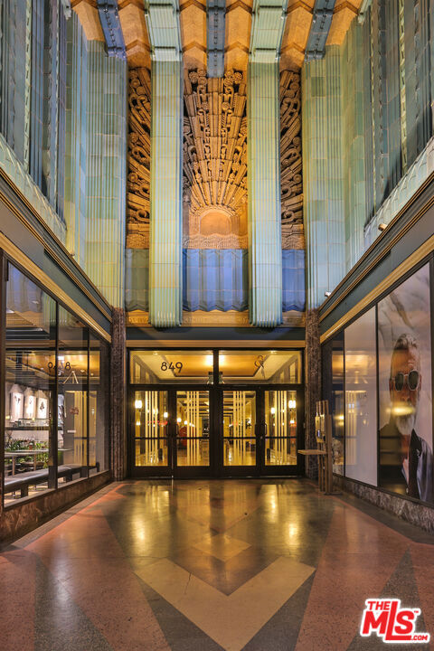 849 S Broadway, Los Angeles CA: https://media.crmls.org/mediaz/f1550fc6-1b6e-4910-b719-8533ab89515f.jpg