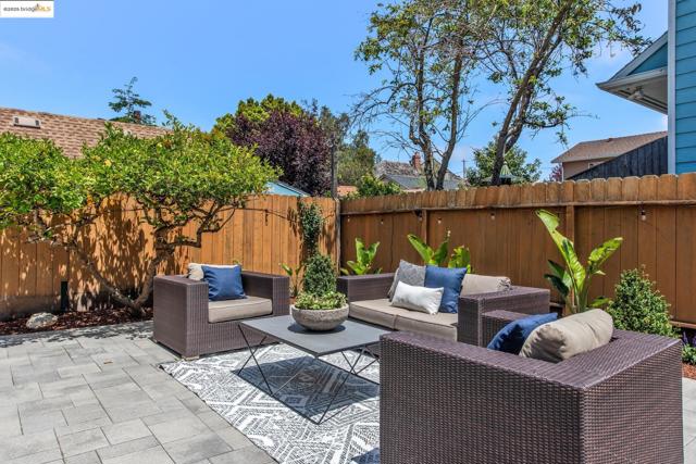 1026 Court St, Alameda CA: https://media.crmls.org/mediaz/f15560e4-5842-4a92-a9ab-1457a065b8cf.jpg