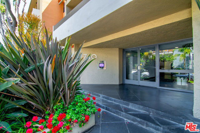 740 N Kings Road, West Hollywood CA: https://media.crmls.org/mediaz/f155cfba-9c93-4e28-b87c-c409e2e3934a.jpg