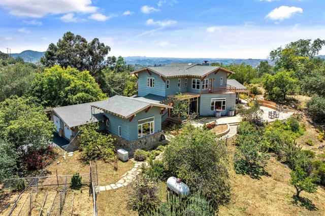 6132 Rainbow Heights Rd, Fallbrook CA: https://media.crmls.org/mediaz/f1562c7e-c996-4d9c-b45f-dccce05f8526.jpg