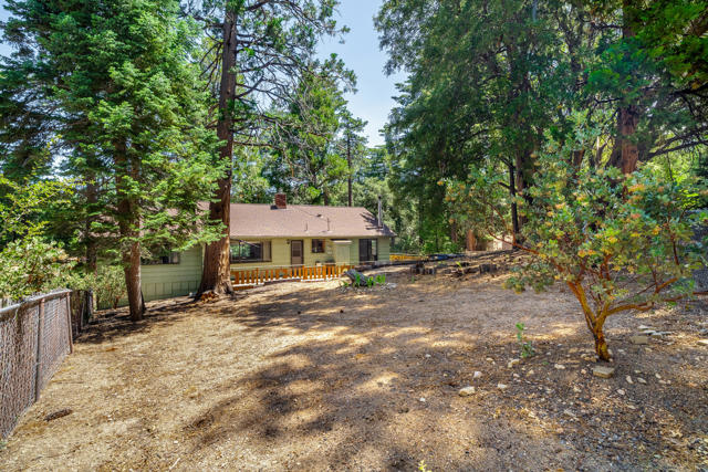 52551 Pine Ridge Road, Idyllwild CA: https://media.crmls.org/mediaz/f1574007-32cd-4cf2-8edc-dae2fec2774e.jpg