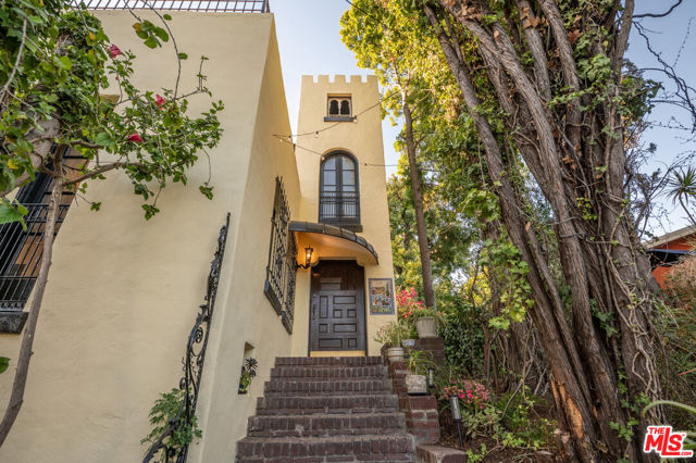 6655 Emmet Terrace, Los Angeles CA: https://media.crmls.org/mediaz/f1577994-94c2-4406-b42d-e466f4b2062a.jpg