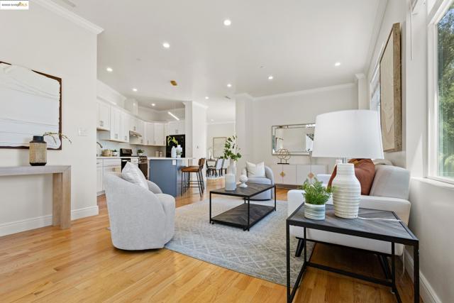 5915 Balboa Dr, Oakland CA: https://media.crmls.org/mediaz/f1577a45-8692-4d79-b180-1c77bf8a7c23.jpg