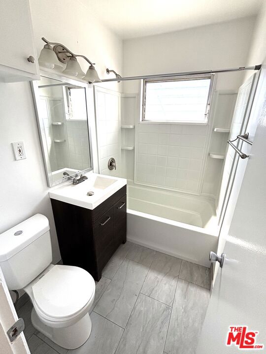 1310 10th Street, Santa Monica CA: https://media.crmls.org/mediaz/f1593ef3-815f-4ef9-9736-82e101e5afba.jpg