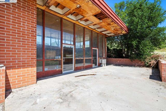 6400 Mines Rd, Livermore CA: https://media.crmls.org/mediaz/f1598e3c-4174-44f6-b397-688687f69313.jpg