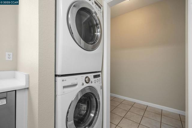 2584 Oak Rd, Walnut Creek CA: https://media.crmls.org/mediaz/f159e498-97bd-4592-a2ec-67ce0f4f9838.jpg