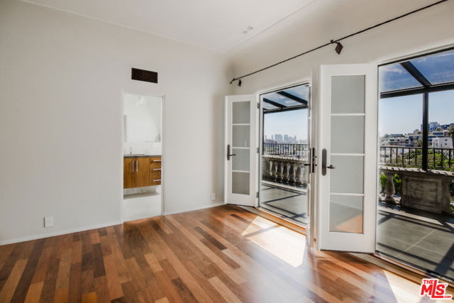 1302 Sweetzer Avenue, West Hollywood CA: https://media.crmls.org/mediaz/f15a4405-18ea-4cef-ba12-d458a35f6ea0.jpg