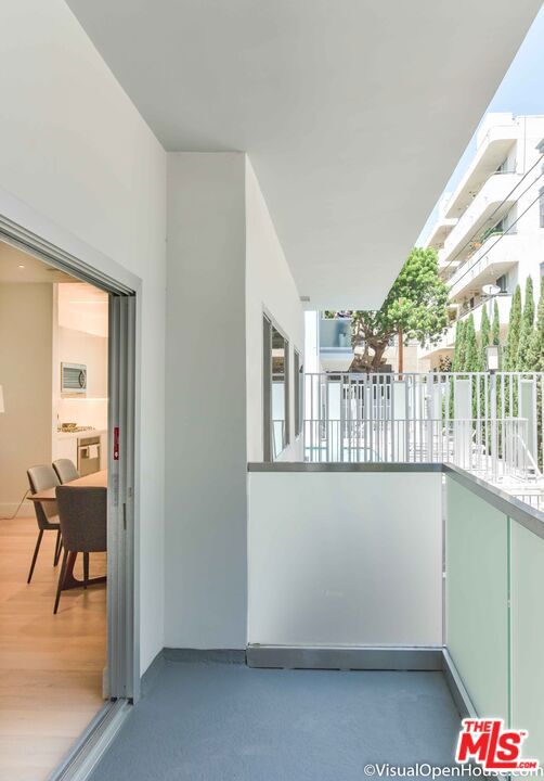 1818 Thayer Avenue, Los Angeles CA: https://media.crmls.org/mediaz/f15af4aa-92eb-44a8-83cd-c0702afeb8e3.jpg