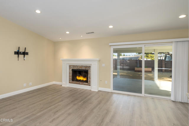 1660 Hobart Drive, Camarillo CA: https://media.crmls.org/mediaz/f15b18fd-3d40-4c94-9ee0-b06bec105c2b.jpg