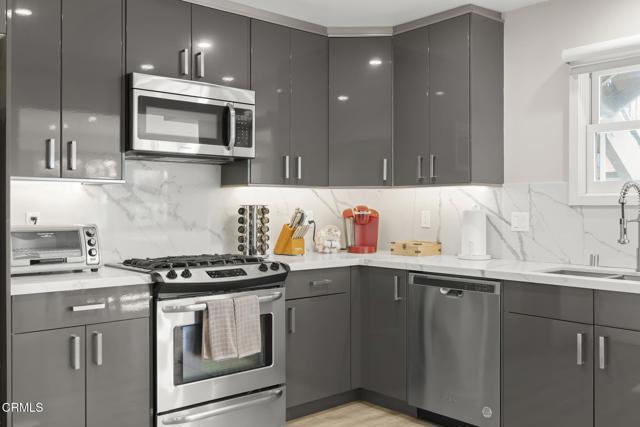 2924 Lakeshore Court, Oxnard CA: https://media.crmls.org/mediaz/f15cf74c-08b5-40cf-8261-15b63d696d88.jpg