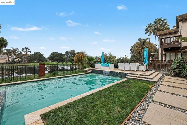 2127 Prestwick Dr, Discovery Bay CA: https://media.crmls.org/mediaz/f15d329a-97ca-4bd1-8467-494814dec7dd.jpg