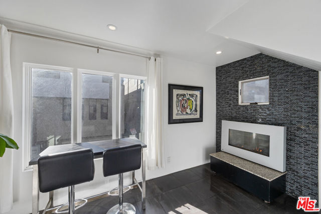 11 24th Avenue, Venice CA: https://media.crmls.org/mediaz/f15e1726-d168-4520-bbd0-a0703ab3b2a6.jpg