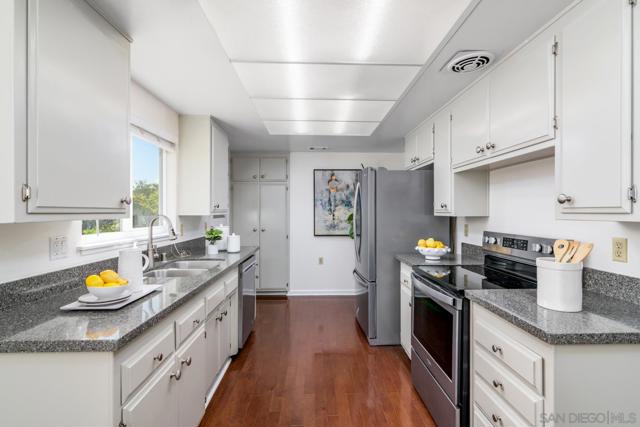16498 Roca Dr, San Diego CA: https://media.crmls.org/mediaz/f15e7d09-355c-4e5d-86b9-b3d665bf794e.jpg