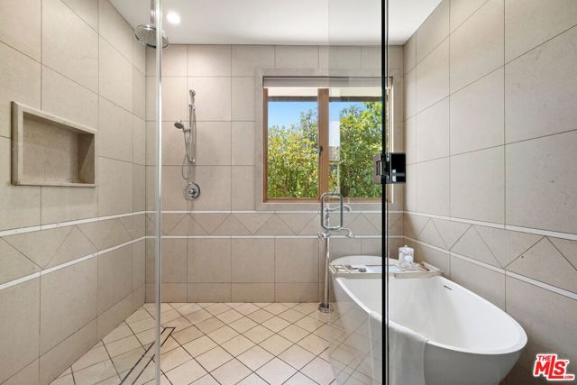 16820 Oak View Drive, Encino CA: https://media.crmls.org/mediaz/f15f26ef-5046-4033-90b8-ee8e0bd6ef73.jpg
