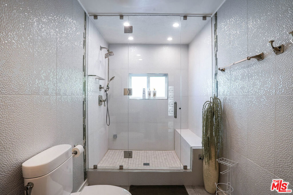 https://media.crmls.org/mediaz/f15f6db4-446f-4b69-8e19-30f44c87a1fd.jpg?preset=X-Large