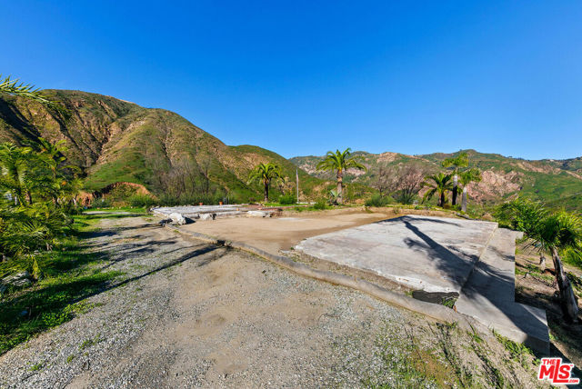 2700 Hume Road, Malibu CA: https://media.crmls.org/mediaz/f160a2c0-f6dd-413c-ad8c-e269c9b80b9f.jpg