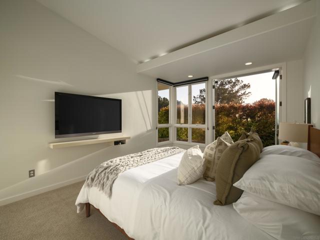 327 Pine Needles Dr, Del Mar CA: https://media.crmls.org/mediaz/f16470e4-42ee-46a4-86f8-cbe4523678f3.jpg