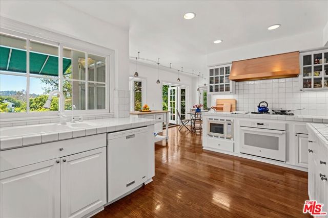3314 Wonder View Drive, Los Angeles CA: https://media.crmls.org/mediaz/f164a032-3234-44f4-af25-c29ec062e37c.jpg