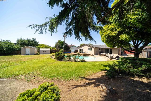 34505 Salinas Pl, Fremont CA: https://media.crmls.org/mediaz/f164debc-c796-4115-99ae-5f86c4736ad3.jpg