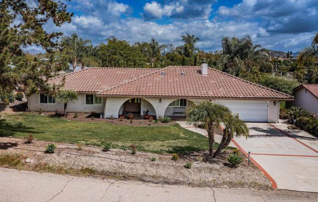 1654 Palomino Ln, Escondido CA: https://media.crmls.org/mediaz/f165191c-7a12-423f-9c5e-3169310e3744.jpg