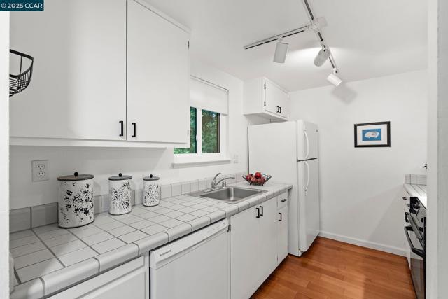 879 Camelback Pl, Pleasant Hill CA: https://media.crmls.org/mediaz/f1653442-91bc-436a-afe4-57a2cd683fff.jpg