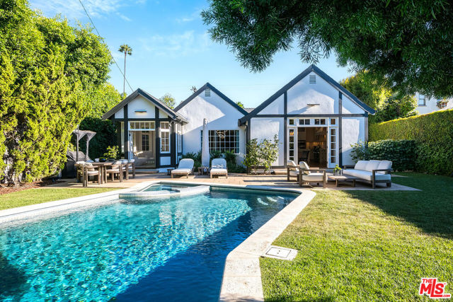 10445 Valley Spring Lane, Toluca Lake CA: https://media.crmls.org/mediaz/f16625f0-06ef-4244-bed0-26c978a35de1.jpg