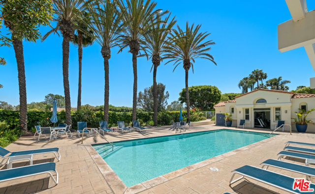 6465 Zuma View Place, Malibu CA: https://media.crmls.org/mediaz/f16658fa-6a34-4940-abaa-190f5c681034.jpg