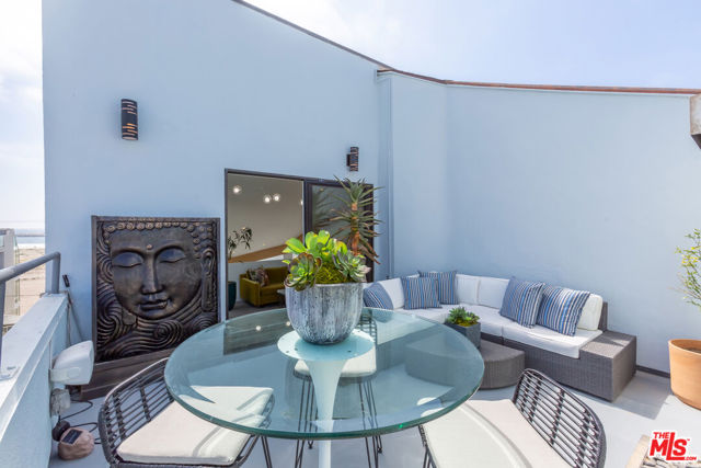 18 Union Jack Street, Marina del Rey CA: https://media.crmls.org/mediaz/f1683d32-74ca-4841-9536-e032e7b0b894.jpg