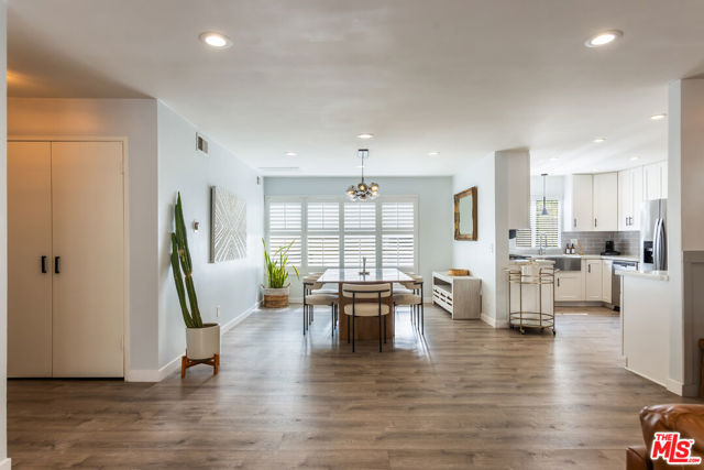 11828 Goshen Avenue, Los Angeles CA: https://media.crmls.org/mediaz/f16c232f-e440-443e-b49b-63e5bda95f7d.jpg
