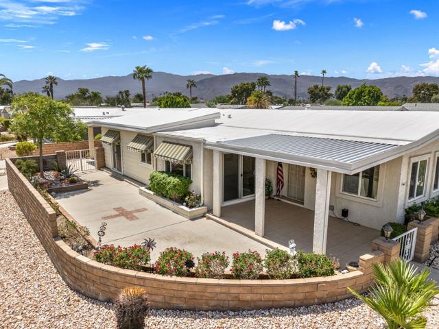 39551 Hidden Water Place, Palm Desert CA: https://media.crmls.org/mediaz/f16c2c60-f843-4df4-b055-8824be6f9e79.jpg