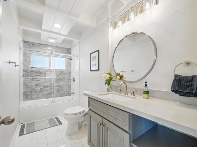 2323 Mastlands Dr, Oakland CA: https://media.crmls.org/mediaz/f16e9f8f-3c41-4e3e-800c-16004cdb962e.jpg