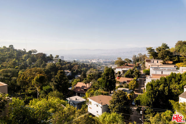 7265 Caverna Drive, Los Angeles CA: https://media.crmls.org/mediaz/f16fa6ed-f8d9-4f31-a2e3-2a625580d996.jpg