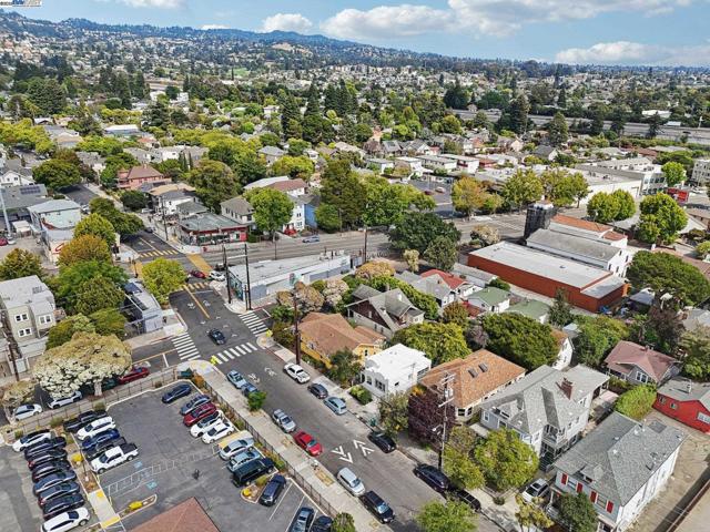 511 59Th St, Oakland CA: https://media.crmls.org/mediaz/f170f1c7-000f-43ee-8b19-5b2d0c7a5f9f.jpg
