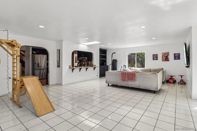 712 Paseo Del Rey, Chula Vista CA: https://media.crmls.org/mediaz/f171fbcb-9bbc-43c6-b983-9ecd47373dec.jpg