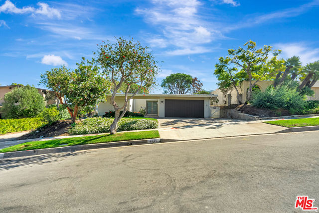 3444 Cloudcroft Drive, Malibu CA: https://media.crmls.org/mediaz/f172147d-8a12-4335-90a6-89873c7241c8.jpg