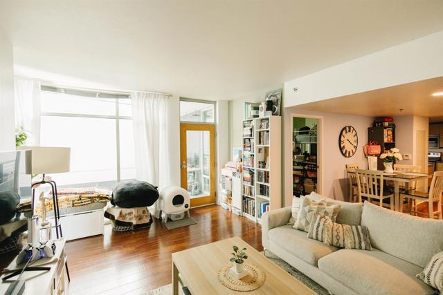 425 W Beech St, San Diego CA: https://media.crmls.org/mediaz/f17253dd-f9da-48c9-9606-323dd279c183.jpg