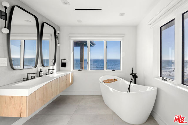 21715 Rambla Vista, Malibu CA: https://media.crmls.org/mediaz/f1725550-5f13-4395-8de8-87670fbd2937.jpg