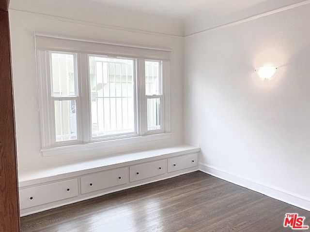 25 Falcon Avenue, Long Beach CA: https://media.crmls.org/mediaz/f173051a-69e9-4d6f-a880-b93e535ae5d1.jpg