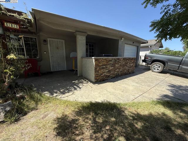 414 W 4Th St, Stockton CA: https://media.crmls.org/mediaz/f173f0c1-3fac-43b2-a3b8-cddad86f3665.jpg